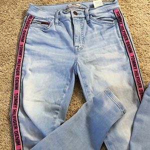 TOMMY HILFIGER JEANS